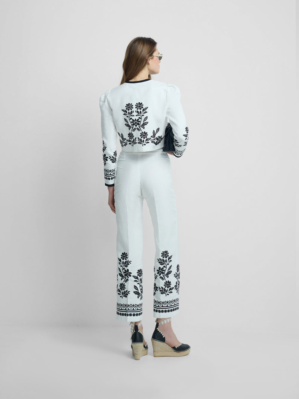 Pantalon imprimé à fleurs blanches