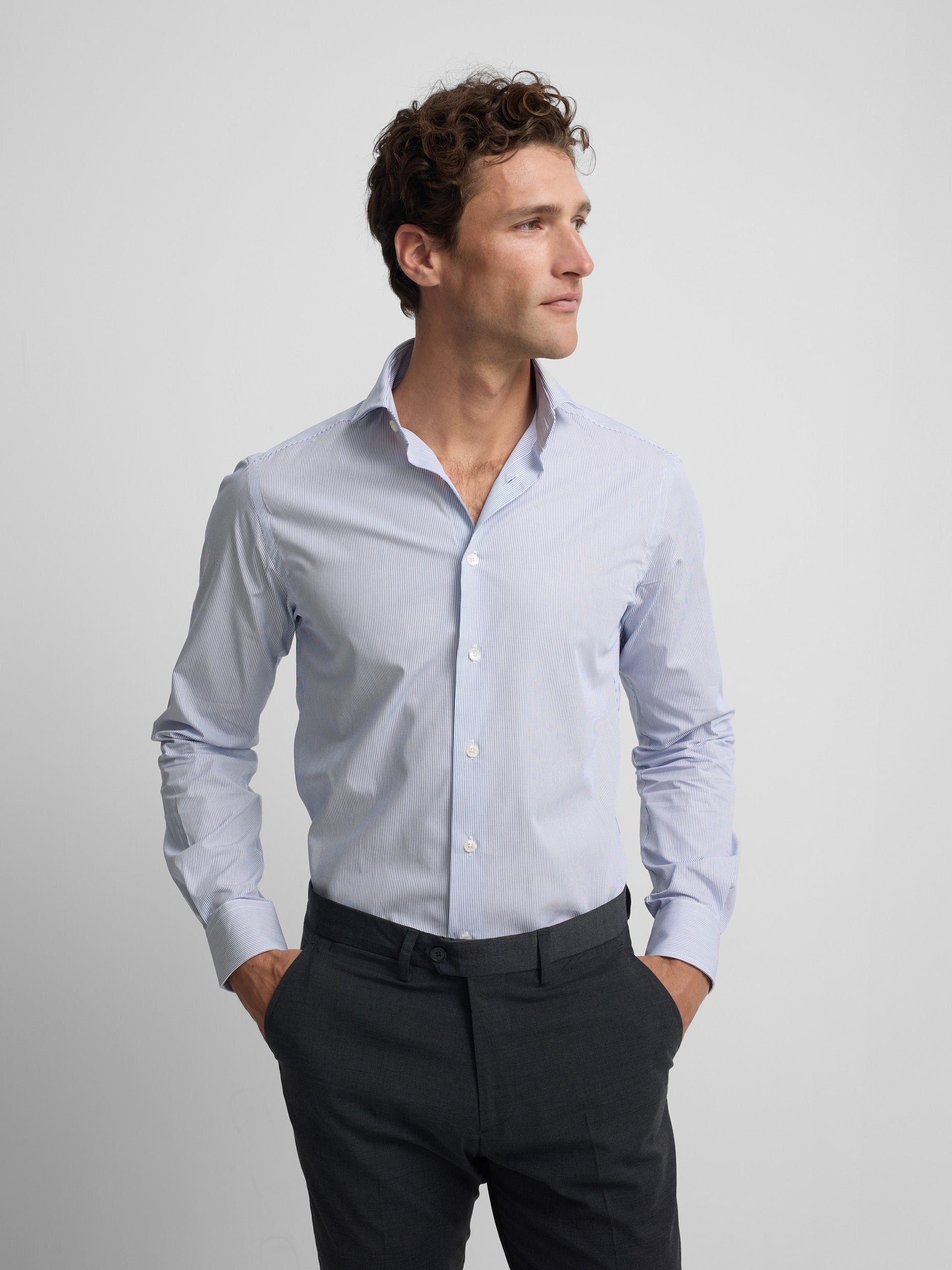 Chemise habillée à fines rayures bleu marine
